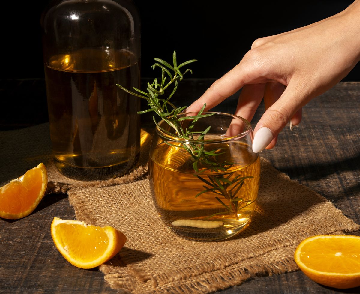 la-nature-morte-d-une-boisson-de-mezcal-avec-du-ver-maguey association femmes Guadeloupe