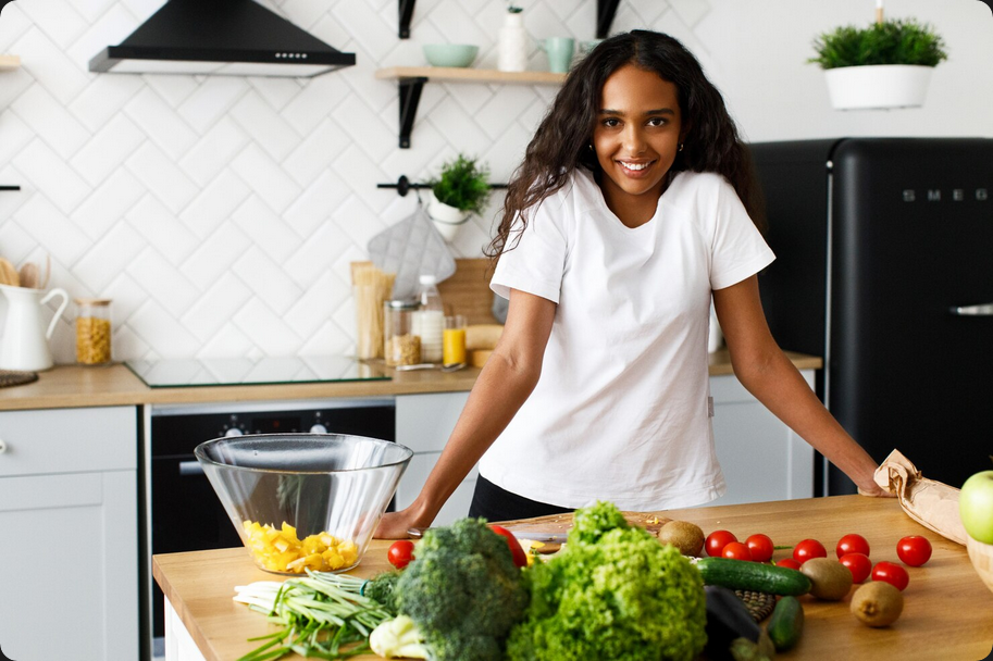 Screenshot 2026-01-15 at 10-34-41 Une femme africaine se tient devant un bureau de cuisine avec des légumes et des fruits différents Photo Gratuite association femmes Guadeloupe